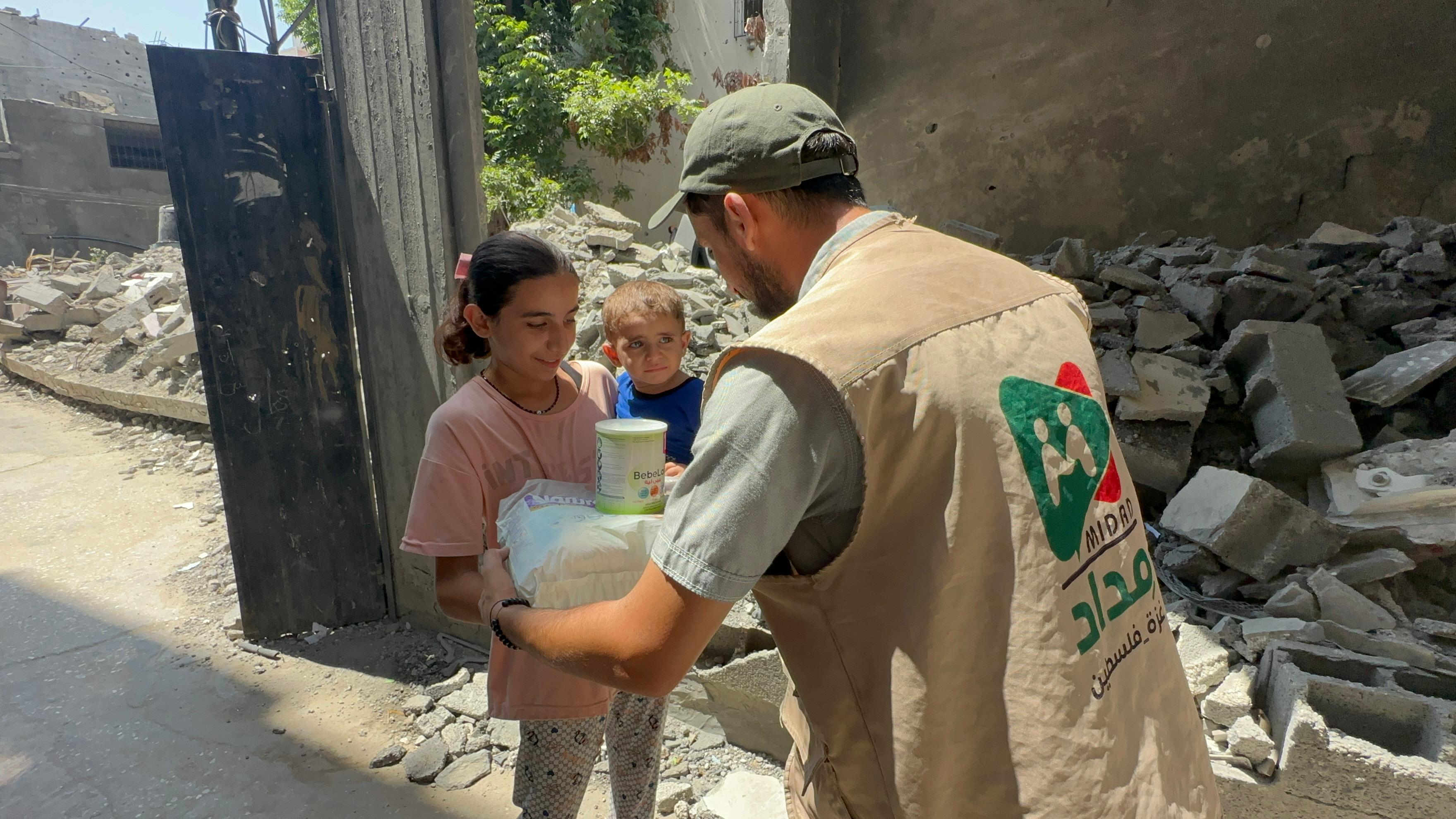 جمعية مداد فلسطين الخيرية توزيع حليب الأطفال والبامبرز