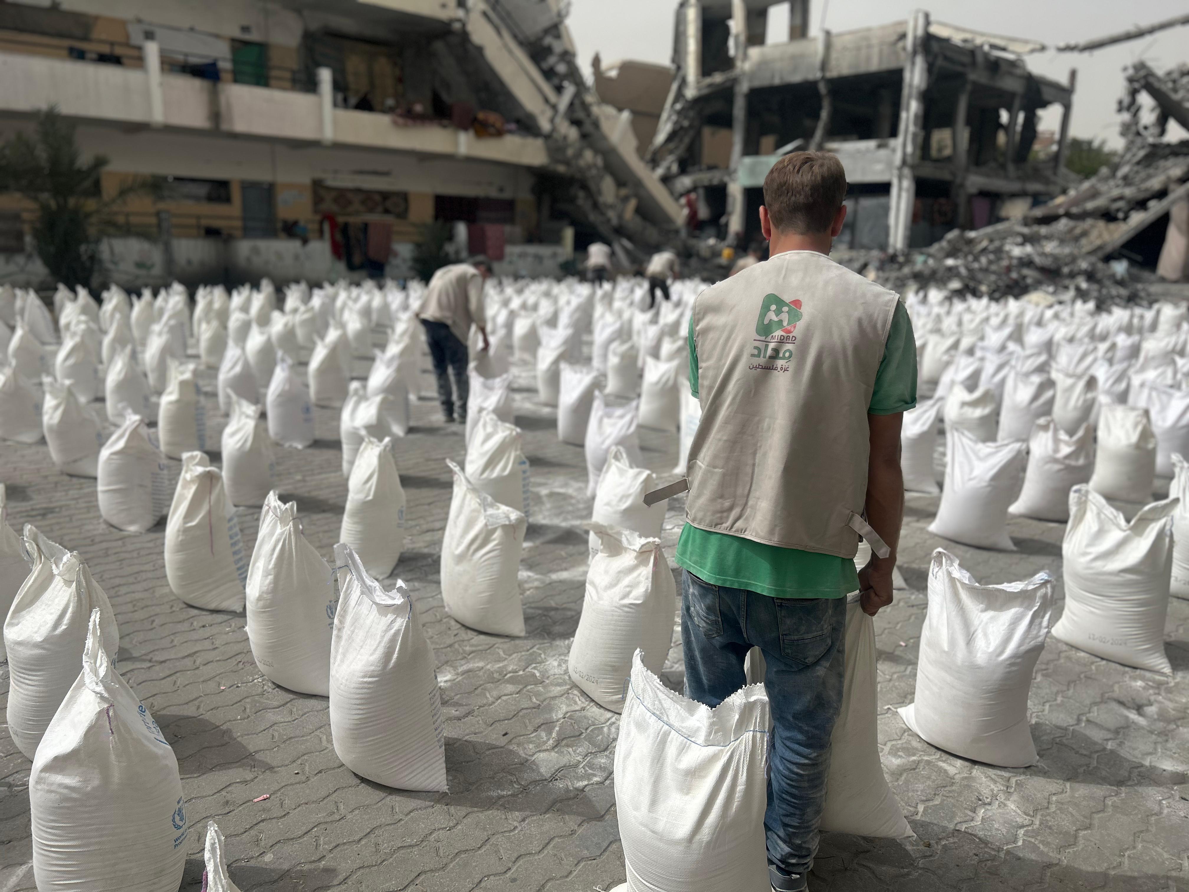 جمعية مداد فلسطين الخيرية توزيع الطحين